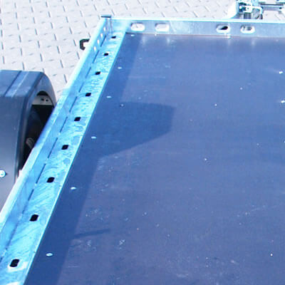 Le plateau de transport antidérapant (15 mm.) avec des points d’ancrage permettant la fixation d’une cargaison