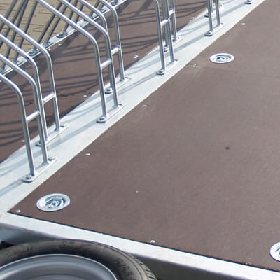 Supports de fixation dans le plancher permettent la fixation des vélos.