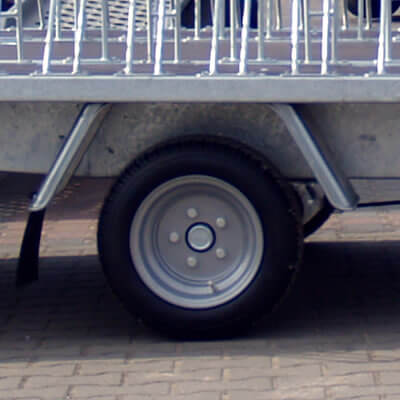 R10 tyres. The tyres provide a lower centre of gravity of the trailer and facilitate bicycle loading.