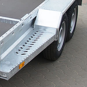Platforms integrated with mudguards. Provided with anti-slip surfaces. They facilitate access to the transported machine.