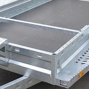 Sliding beam limits the entry. Facilitates correct machine placement for transport purposes.