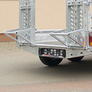 Loading platforms integrated with stabilisers. They can slide to the sides and facilitate installation of a loading ramp.