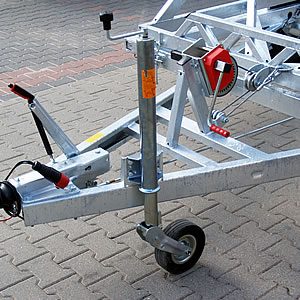 Automatyczne koło podporowe zapewnia stabilne parkowanie przyczepy.
