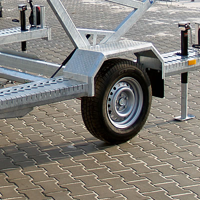 Platforms integrated with mudguards. Provided with anti-slip surfaces. Facilitating drum loading.