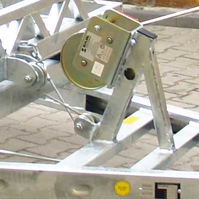 A robust rope winch with an automatic brake, provided with a system of bearing-installed roller for more smooth operation.