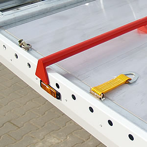 Die Öffnungen zum Befestigen der Transportbänder befinden sich sowohl im Boden als auch an den seitlichen Bordwänden für  das einfache Fixieren der Ladung.