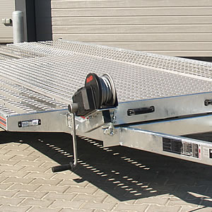 Platforma typu autotransporter. Aluminiowa powierzchnia typu Lohr (opcja).