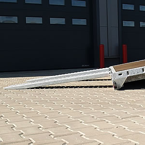 Steel loading skids 1,5m. They reduce the loading angle to 8° (standard).