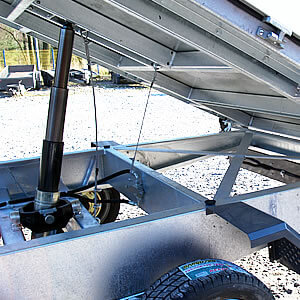A four-level hydraulic actuator with a safety system protecting against excessive tipping