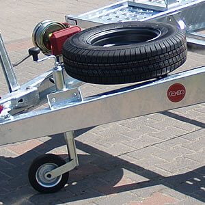 Стандартное оборудование. Запасное колесо, опорное колесо иручная лебедка.