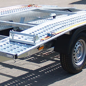 Eine starke Transportplattform aus Stahl. Eine perforierte Fläche vereinfacht  das Befestigen von Fahrzeugen.