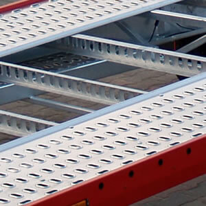 Piattaforma di trasporto in alluminio, leggera. Costruzione perforata della struttura del rimorchio.