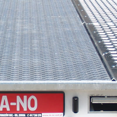 Aluminiowa platforma z wypełnieniem przestrzeni transportowej.