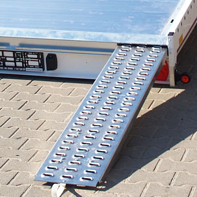 Aluminiowe trapy załadowcze z systemem centralnego ryglowania dwóch trapów.