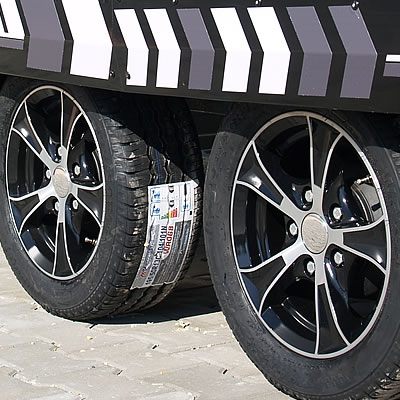 Powder-coated side panels, Alloy rims, Shock absorbers (option).