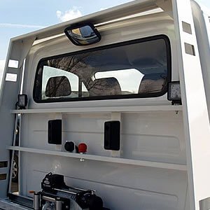 Высокая защита кабины с полным оборудованием. Pабочие фары «LED», фаркоп для транспортировки прицепа, зеркало рампы.